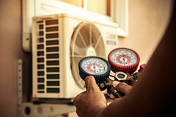 Professional Hvac technician working in Towanda, IL